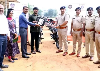 CSR (కార్పొరేట్ సామాజిక భాద్యత)లో భాగంగా హీరో మోటార్స్ యాజమాన్యం వారు ఒక కోటి రూపాయల విలువైన 80 ద్విచక్రవాహనాలు పోలీసు శాఖకు వితరణ.
