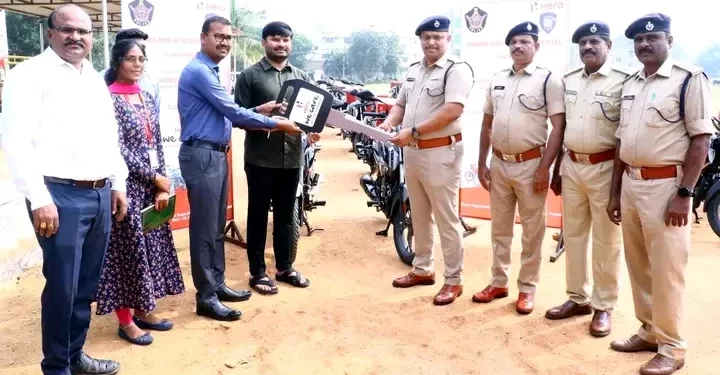CSR (కార్పొరేట్ సామాజిక భాద్యత)లో భాగంగా హీరో మోటార్స్ యాజమాన్యం వారు ఒక కోటి రూపాయల విలువైన 80 ద్విచక్రవాహనాలు పోలీసు శాఖకు వితరణ.