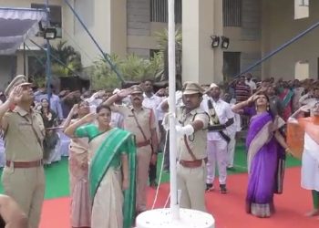 75వ గణతంత్ర దినోత్సవం సందర్భంగా జిల్లా కలెక్టరేట్‌లో జెండా ఎగురవేయడం