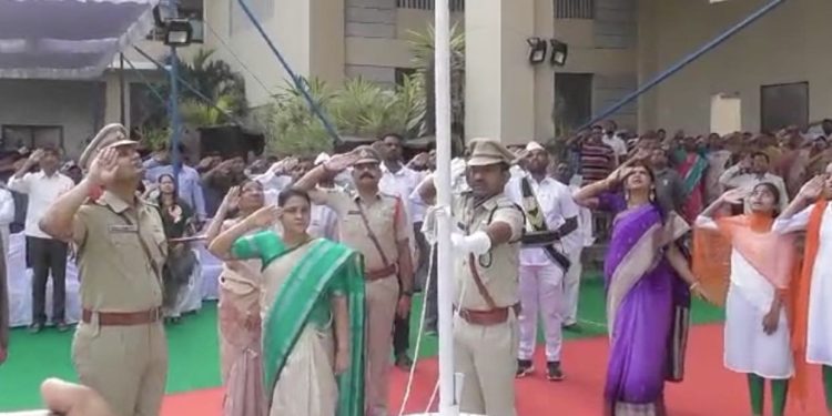 75వ గణతంత్ర దినోత్సవం సందర్భంగా జిల్లా కలెక్టరేట్లో జెండా ఎగురవేయడం