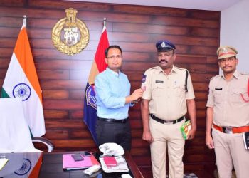 జగిత్యాల జిల్లా కానిస్టేబుల్‌ను హెడ్‌ కానిస్టేబుల్‌గా పదోన్నతి పొందినందుకు SP. సన్‌ప్రీత్ సింగ్ శుభాకాంక్షలు తెలియజేశారు.