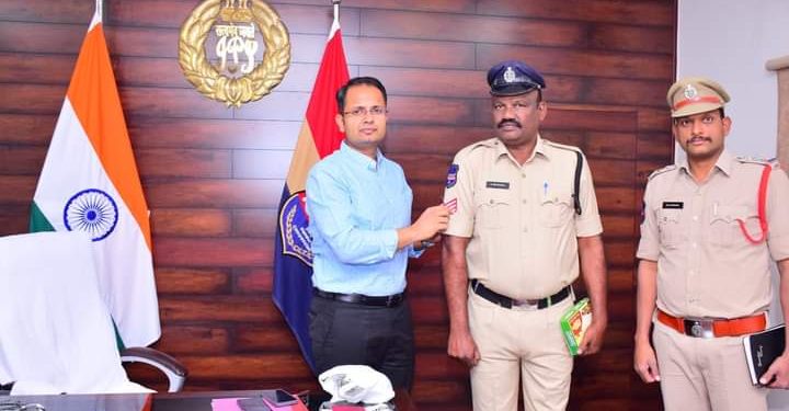 జగిత్యాల జిల్లా కానిస్టేబుల్‌ను హెడ్‌ కానిస్టేబుల్‌గా పదోన్నతి పొందినందుకు SP. సన్‌ప్రీత్ సింగ్ శుభాకాంక్షలు తెలియజేశారు.