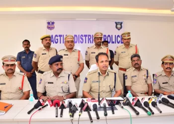 నకిలీ సర్టిఫికెట్ల ముఠా గుట్టును జగిత్యాల జిల్లా పోలీసులు బట్టబయలు చేశారు