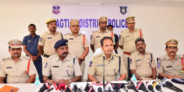 నకిలీ సర్టిఫికెట్ల ముఠా గుట్టును జగిత్యాల జిల్లా పోలీసులు బట్టబయలు చేశారు