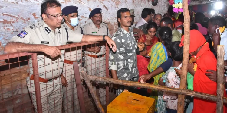 రామగుండం సీపీ వేలాల మల్లికార్జున స్వామి ఆలయాన్ని సందర్శించారు.