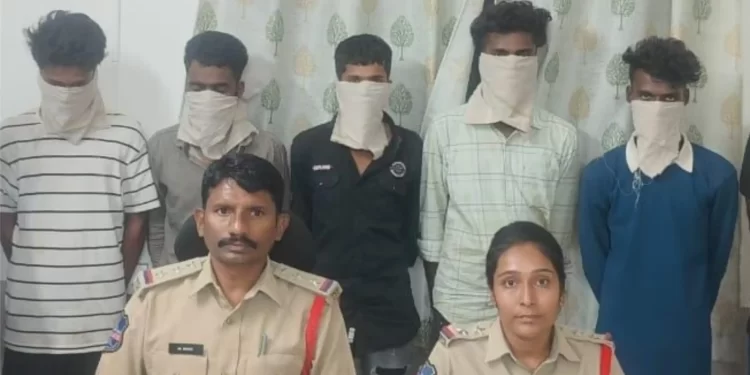 సిద్దిపేట రూరల్ పోలీసు మరియు టాస్క్ ఫోర్స్ పోలీసు 417 గ్రాముల గాంజా దిగ్భ్రమించారు