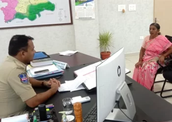 ప్రజావాణి కార్యక్రమంలో ఫిర్యాదుదారులతో జిల్లా ఎస్పీ శ్రీ