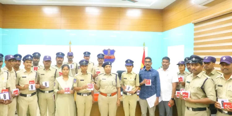 ప్రతి పోలీస్ స్టేషన్‌లో ప్రత్యేక ఫోన్లు మరియు సిమ్‌లు