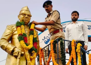 ఎస్పీ, కలెక్టర్‌ విగ్రహానికి నివాళులర్పించారు.