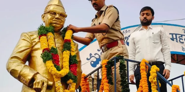 ఎస్పీ, కలెక్టర్‌ విగ్రహానికి నివాళులర్పించారు.