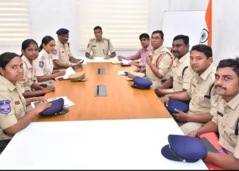 షీ టీం సభ్యులకు సీపీ గారు ప్రశంసా పత్రాలను అందజేసి అభినందించడం జరిగింది