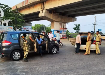 వాహనాల తనిఖీలో సిద్దిపేట పోలీసులు పాల్గొన్నారు