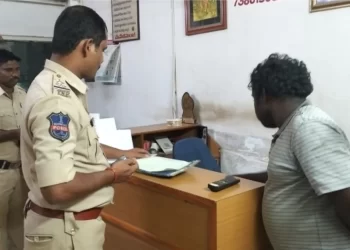 సూర్యాపేట పోలీసులు లాడ్జీల్లో తనిఖీలు నిర్వహించారు