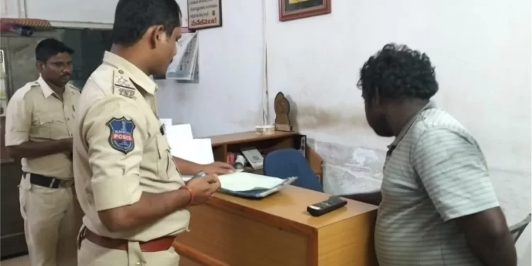 సూర్యాపేట పోలీసులు లాడ్జీల్లో తనిఖీలు నిర్వహించారు