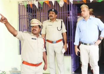 పోలీస్ స్టేషన్ మరియు చెక్ పోస్టులను ఆకస్మికంగా తనిఖీ చేశారు