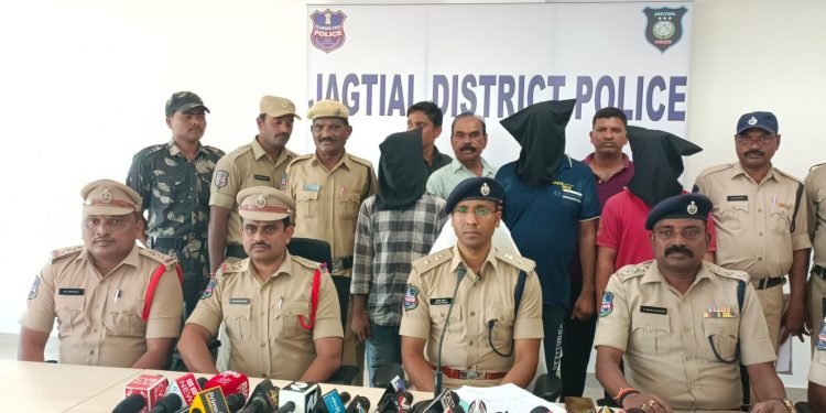 జగిత్యాలలో అక్రమంగా తరలిస్తున్న గంజాయి పట్టివేత.