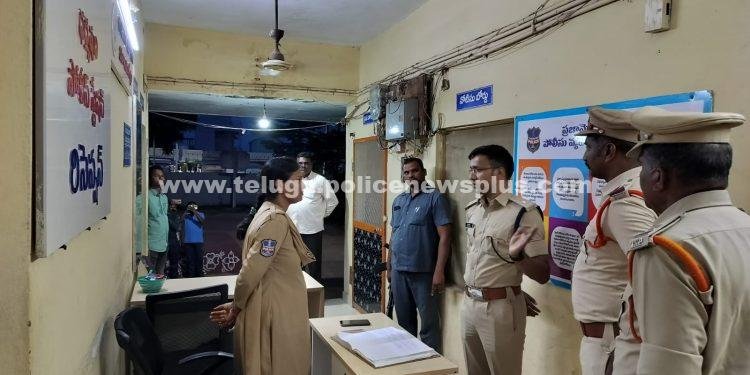 జగిత్యాల పోలీస్ స్టేషన్ పరిసరాలను నిత్యం పరిశుభ్రంగా ఉంచుకోవాలి.