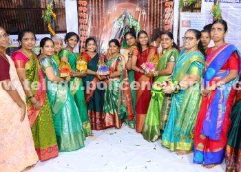 వర్లీ – ముంబైలోని తెలుగు మహిళలు వైబ్రెంట్ సాంస్కృతిక వేడుకల మధ్య పోచమ్మ పండుగను జరుపుకున్నారు.