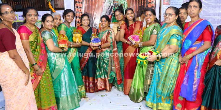 వర్లీ – ముంబైలోని తెలుగు మహిళలు వైబ్రెంట్ సాంస్కృతిక వేడుకల మధ్య పోచమ్మ పండుగను జరుపుకున్నారు.