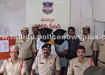 జగిత్యాల జిల్లా పోలీసులు దొంగతనానికి పాల్పడిన నిందితులను అదుపులోకి తీసుకున్నారు.