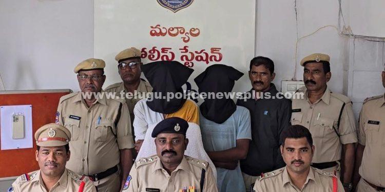 జగిత్యాల జిల్లా పోలీసులు దొంగతనానికి పాల్పడిన నిందితులను అదుపులోకి తీసుకున్నారు.