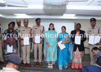 మైనర్ బాలికపై అత్యాచారం కేసులో మూడు నిందితునికి ప్రతి కేసులో 20 సంవత్సరాలు కఠిన కారాగాల జైలు శిక్ష పడడంలో కృషిచేసిన అధికారులను అభినందించిన ఉమెన్ సేఫ్టీవింగ్ అడిషనల్ డీజీషియన్ ఐఏఎస్.