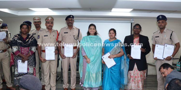 మైనర్ బాలికపై అత్యాచారం కేసులో మూడు నిందితునికి ప్రతి కేసులో 20 సంవత్సరాలు కఠిన కారాగాల జైలు శిక్ష పడడంలో కృషిచేసిన అధికారులను అభినందించిన ఉమెన్ సేఫ్టీవింగ్ అడిషనల్ డీజీషియన్ ఐఏఎస్.