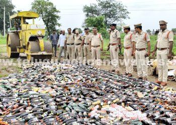 అక్రమ రవాణాకు పాల్పడుతున్న వారి నుండి స్వాధీనం చేసుకున్న మద్యం సీసాలను రోలర్ తో ద్వసం చేసిన పోలీసులు ఆరు లక్షల విలువ చేసే 2019.57 లీటర్ల మద్యం సీసాలు ధ్వంసo.