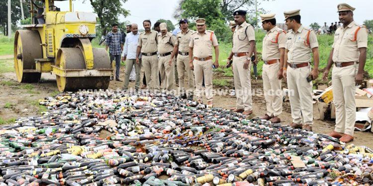 అక్రమ రవాణాకు పాల్పడుతున్న వారి నుండి స్వాధీనం చేసుకున్న మద్యం సీసాలను రోలర్ తో ద్వసం చేసిన పోలీసులు ఆరు లక్షల విలువ చేసే 2019.57 లీటర్ల మద్యం సీసాలు ధ్వంసo.