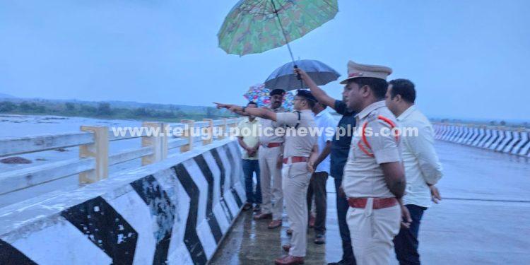 భారీ వర్షాల దృష్ట్యా ప్రజలందరూ అప్రమత్తంగా ఉండాలి.