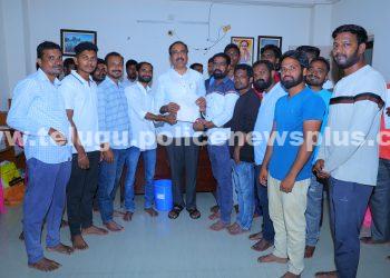 ఎమ్మెల్యే DR.సంజయ్ కుమార్ ను కలిసిన గ్రంధాలయ పోటీ పరీక్షల విద్యార్థులు…