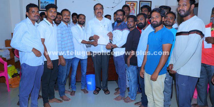 ఎమ్మెల్యే DR.సంజయ్ కుమార్ ను కలిసిన గ్రంధాలయ పోటీ పరీక్షల విద్యార్థులు…