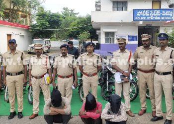 ద్విచక్ర వాహనాలు దొంగతనాలు చేస్తున్న ఘరానా దొంగ మరియు అట్టి వాహనాలు కొన్న ఇద్దరు నిందితుల అరెస్ట్.