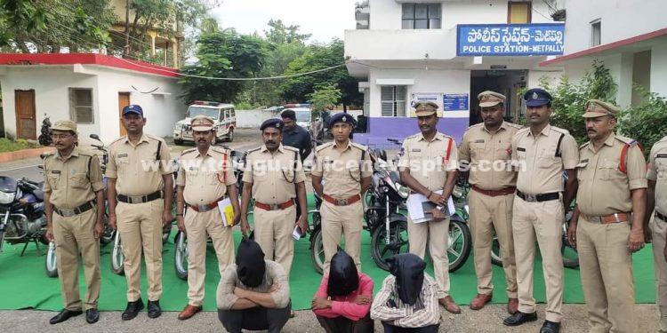 ద్విచక్ర వాహనాలు దొంగతనాలు చేస్తున్న ఘరానా దొంగ మరియు అట్టి వాహనాలు కొన్న ఇద్దరు నిందితుల అరెస్ట్.