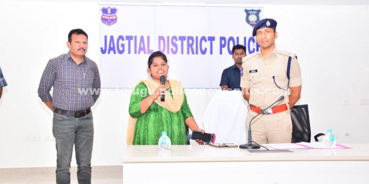 గ్రీవెన్స్ డే సందర్భంగా పలు ఫిర్యాదులను పరిశీలించిన జిల్లా ఎస్పీ శ్రీ అశోక్ కుమార్ ఐపీఎస్ గారు…