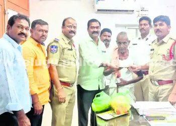 తండ్రిని వదిలిపెట్టిన కూతుళ్లు, పోలీసులు చూపిన మానవత్వం…