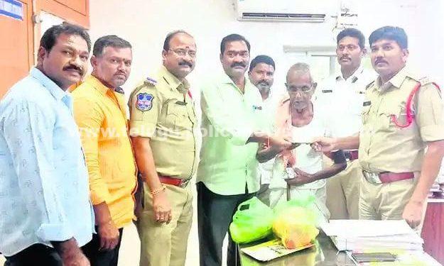 తండ్రిని వదిలిపెట్టిన కూతుళ్లు, పోలీసులు చూపిన మానవత్వం…