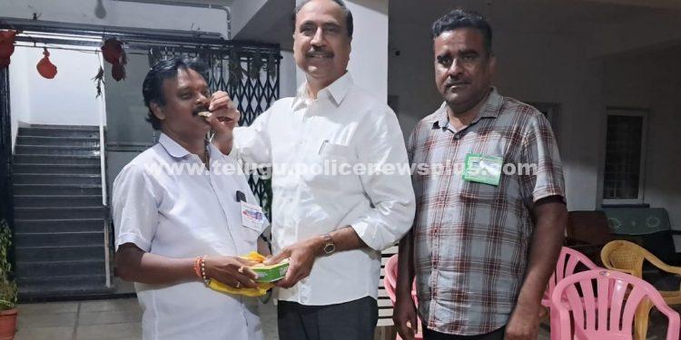 పద్మశాలి సేవా సంఘం పట్టణ అధ్యక్షున్ని అభినందించిన జగిత్యాల ఎమ్మెల్యే.డా.సంజయ్.