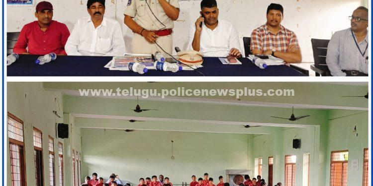 డ్రగ్స్ వల్ల నష్టాల గురించి విద్యార్థులకు వివరించిన డీఎస్పీ…!