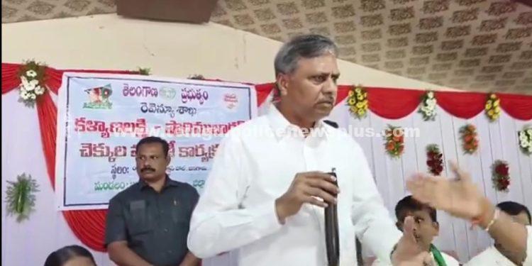 తులం బంగారం ఎక్కడ..? వేదికపై ప్రభుత్వాన్ని ప్రశ్నించిన బీఆర్ఎస్ కౌన్సిలర్…!