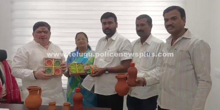 మట్టితో తయారు చేసిన దీపాంతులు వాడండి– మంత్రి పొన్నం ప్రభాకర్…!