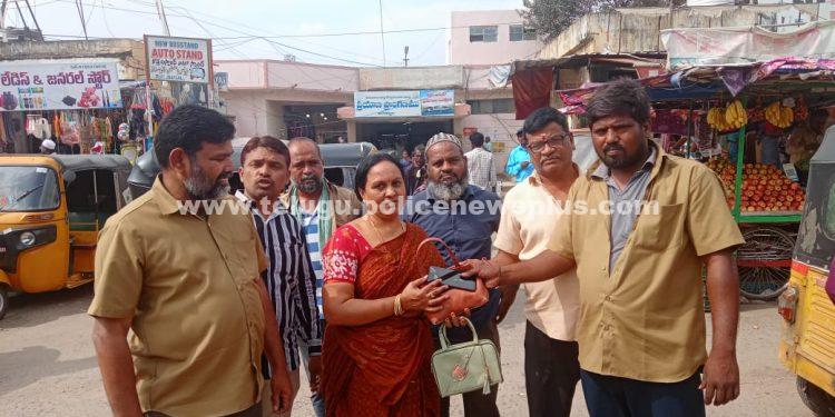 మానవత్వం చాటుకున్న జగిత్యాల ఆటో డ్రైవర్..!