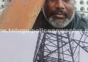హైదరాబాద్ లో టవర్ ఎక్కిన మాజీ హోం గార్డ్..!