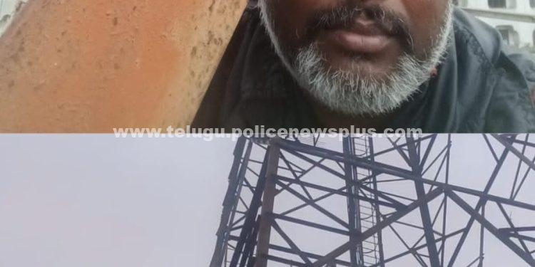 హైదరాబాద్ లో టవర్ ఎక్కిన మాజీ హోం గార్డ్..!