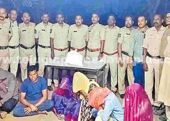 గంజాయి తరలిస్తున్న వ్యక్తులను పట్టుకున్న ఎక్సైజ్ పోలీసులు..!