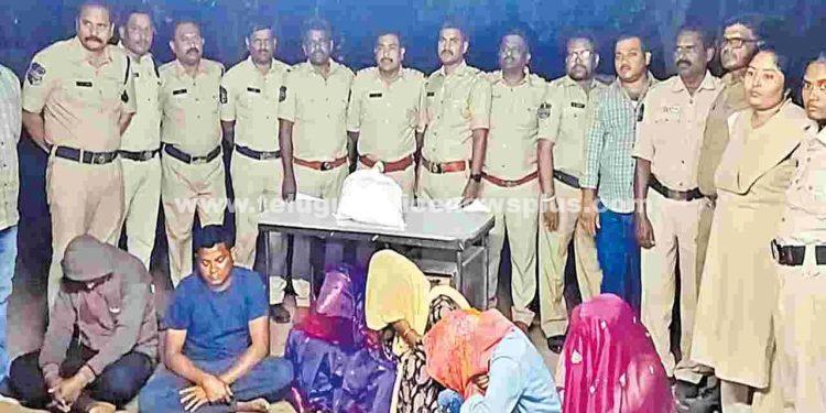 గంజాయి తరలిస్తున్న వ్యక్తులను పట్టుకున్న ఎక్సైజ్ పోలీసులు..!