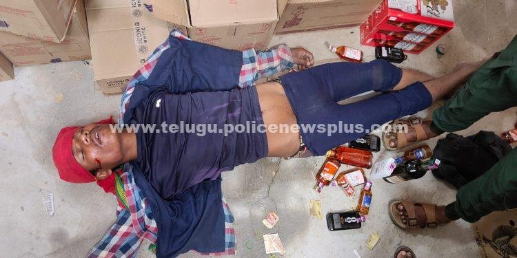 దొంగతనానికి వచ్చి ఫుల్లుగా మద్యం తాగి మద్యం షాపులో నిద్ర పోయిన దొంగ..!