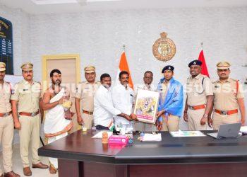 మల్లన్నపేట జాతర విజయవంతంగా విధులు నిర్వహించిన పోలీసు యంత్రాంగాన్ని కలిసిన ఆలయ కమిటీ..!