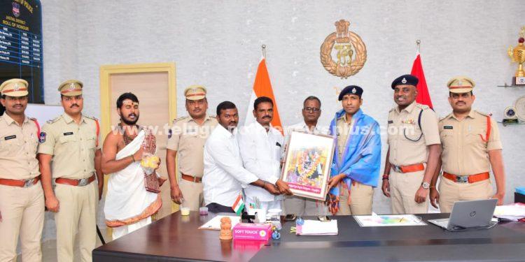 మల్లన్నపేట జాతర విజయవంతంగా విధులు నిర్వహించిన పోలీసు యంత్రాంగాన్ని కలిసిన ఆలయ కమిటీ..!