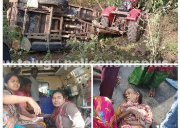కూలీలతో వెళుతున్న ట్రాక్టర్ బోల్తా..ఒకరు మృతి. పది మందికి తీవ్ర గాయాలు..!